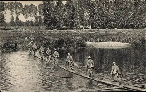 Ak Passerelle legere d'Infanterie, französische Soldaten auf einem Steg
