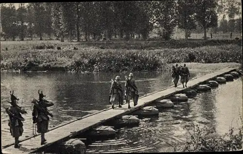 Ak Passerelle sur sacs Habert, französische Soldaten auf Pontonbrücke