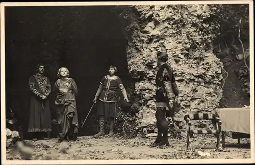 Foto Ak Genève Genf Stadt ?, Schauspieler bei einer Aufführung, Theaterszene