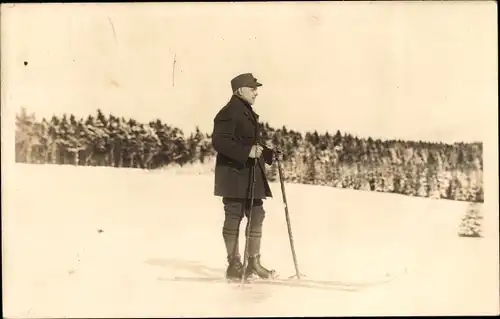 Foto Ak Oberhof im Thüringer Wald, Mann auf Skiern, Winterlandschaft