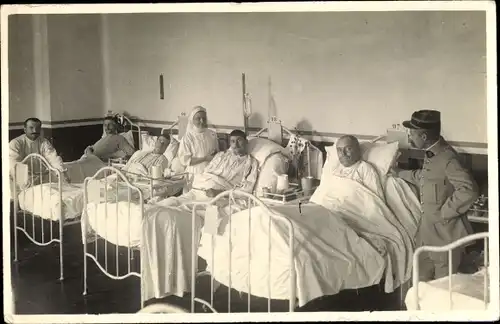 Foto Ak Innenansicht von einem Lazarett, Krankenschwestern