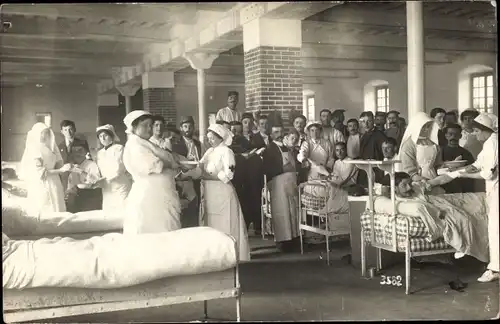 Foto Ak Innenansicht von einem Lazarett, Krankenschwestern