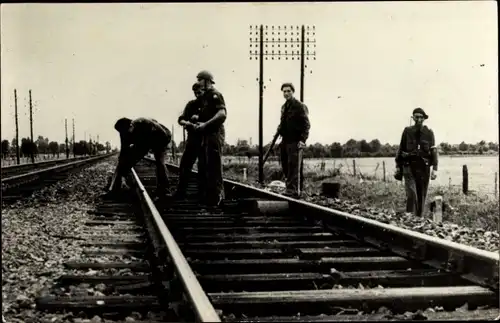 Foto Ak Französische Soldaten auf Eisenbahnschienen, II WK