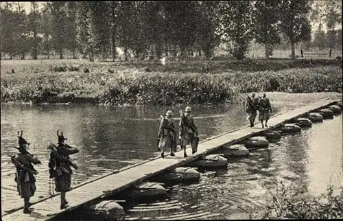 Ak Passerelle sur sacs Habert, französische Soldaten