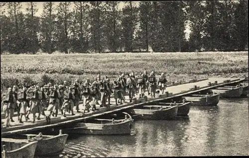 Ak Passerelle, französische Soldaten, Schiffbrücke