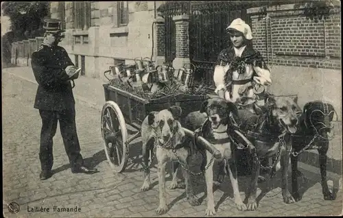 Ak Laitiere flamande, Milchmädchen in belgischer Tracht, Hundekarren, Polizist