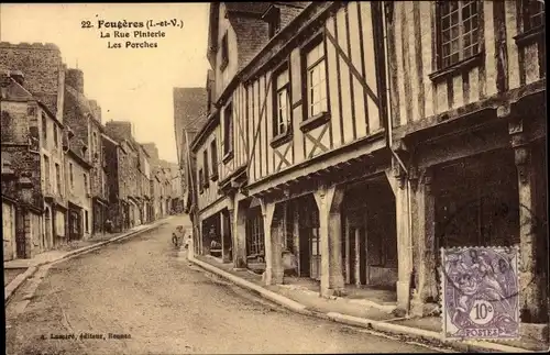 Ak Fougères Ille et Vilaine, La Rue Pinterie, Les Porches