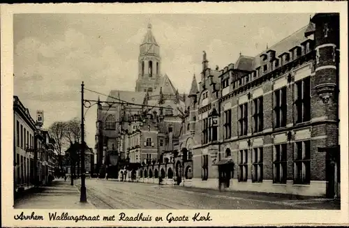 Ak Arnhem Gelderland Niederlande, Walburgstraat met Raadhuis, Groote Kerk