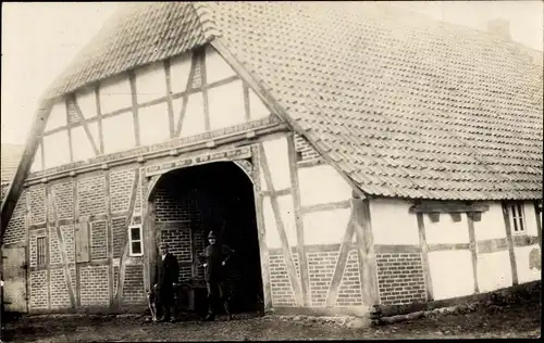Foto Ak Wathlingen in Niedersachsen, Männer vor einem Fachwerkhaus, Bauernhaus