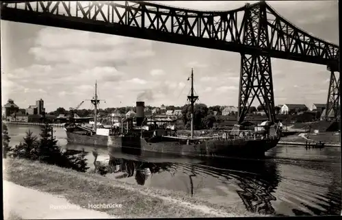 Ak Rendsburg in Schleswig Holstein, Blick auf die Hochbrücke, Frachtschiff