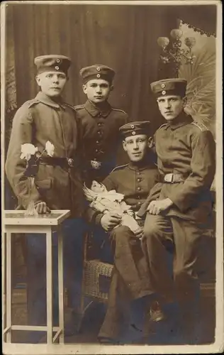 Foto Ak Gronau an der Leine Niedersachsen, Gruppenportrait, junger Soldat mit Puppe im Arm