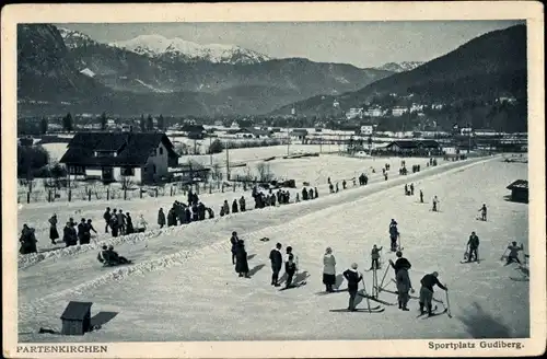 Ak Garmisch Partenkirchen, Winteraufnahme, Sportplatz Gudiberg, Skifahrer, Ski