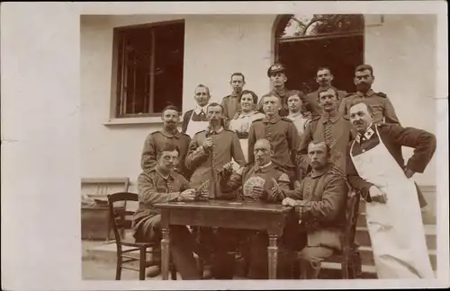 Foto Ak Prien am Chiemsee Oberbayern, Gruppenbild, Soldaten beim Kartenspiel