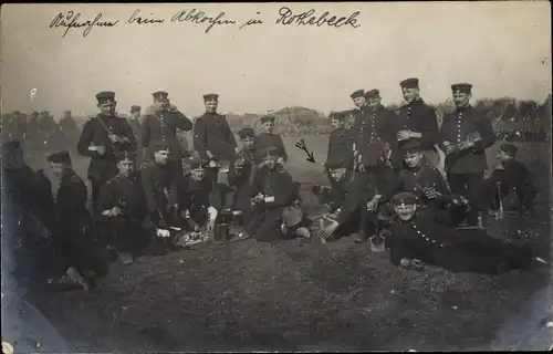 Foto Ak Hansestadt Lübeck, Rothebeck, Gruppenbild deutscher Soldaten beim Abkochen