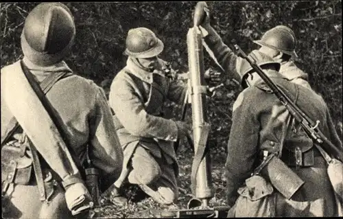 Ak Französische Soldaten bestücken ein Mörser Geschütz mit Munition