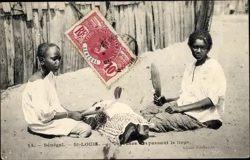 Ak St. Louis Senegal, Tapeuses repassant le linge, portrait