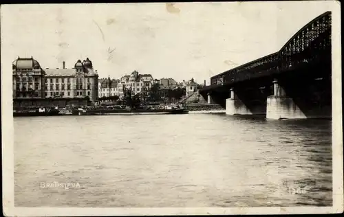 Ak Pressburg Bratislava Slowakei, Brücke vom Wasser aus gesehen, Stadt