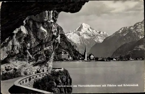 Ak Flüelen Kt Uri, Blick gegen die Axenstraße am Vierwaldstättersee mit Flüelen u. Bristenstock