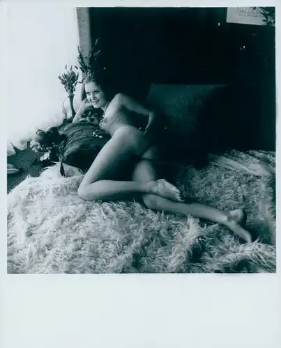 Akt Fotografie Lilo Korenjak Frau nackt, barbusig, auf Kissen liegend