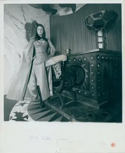 Fotografie T. Liori, Frau an Bar stehend, lange Stiefel, langes Kleid mit Umhang