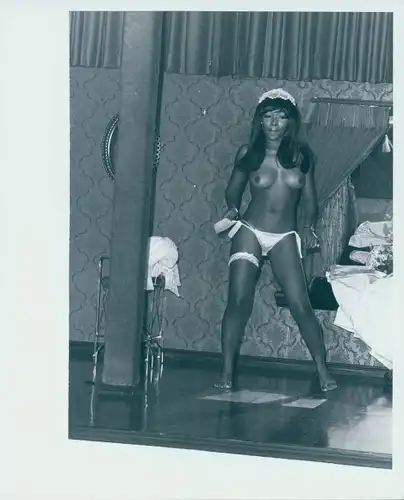 Akt Fotografie Lilo Korenjak, Frau stehend, tanzend, nackt, Slip, Strumpfband, Spitzenhäubchen