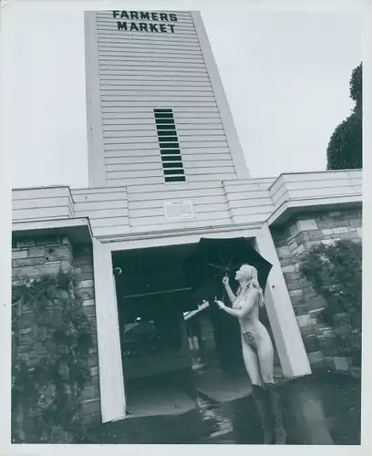 Akt Fotografie Lilo Korenjak, Frau mit Stiefel und Regenschirm, nackt, barbusig, vor Gebäude stehend