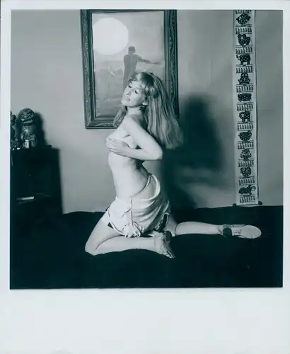 Akt Fotografie Lilo Korenjak, Frau, barbusig, auf Bett kniend