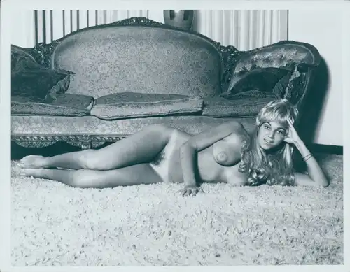 Akt Fotografie Lilo Korenjak, Frau, nackt, barbusig, vor Sofa auf einem Teppich liegend