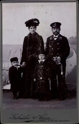 Foto Kapitän in Uniform mit Frau und Kindern, Standportrait