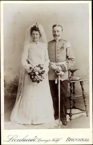 Foto Soldat in Uniform mit seiner Braut, Hochzeit, Standportrait, Bruchsal