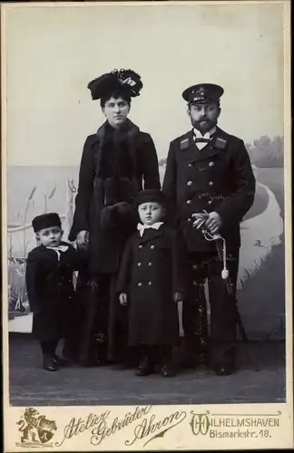 Foto Kapitän in Uniform mit Frau und Kindern, Standportrait