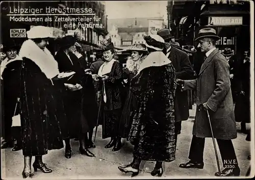 Foto Leipzig, Leipziger Herbstmesse, Modedamen als Zettelverteiler für eine Pelzfirma