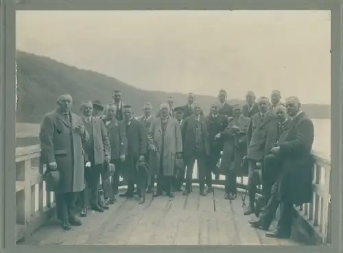 Foto Männergruppe, Ausflugsgesellschaft zu Himmelfahrt 1926, Terrasse