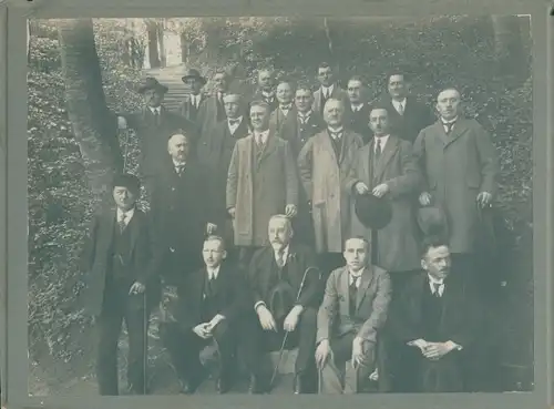 Foto Männergruppe, Ausflugsgesellschaft zu Himmelfahrt 1926, Waldpartie