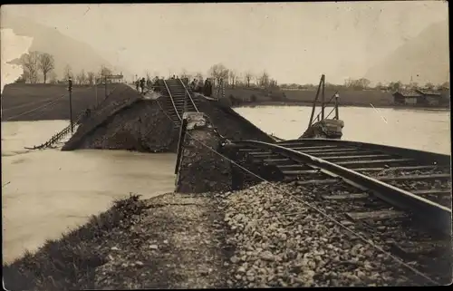 Foto Ak Einsturz einer Eisenbahnbrücke bei Saalfelden?, Hochwasser