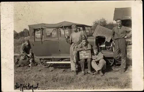 Foto Ak Unsere Motor Tresienen, Tschechien, Männer beim Reparieren eines Wagens