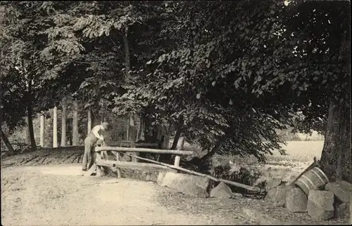 Ak Dänemark?  Mann an einem Brunnen?