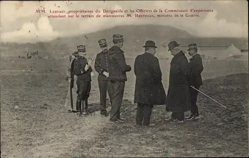 Ak MM. Lebaudy, propr. du Dirigéable et les Officiers de la Commission, Manoeuvres M. Berteaux