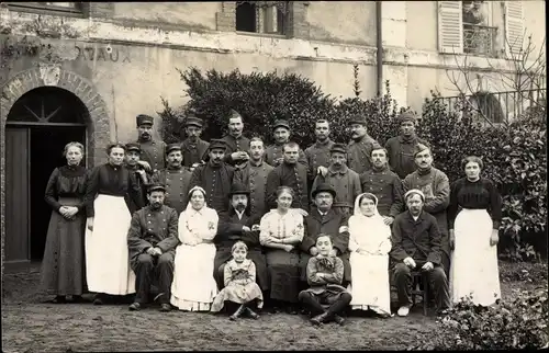 Foto Ak Französische Soldaten im Lazarett, Krankenschwestern, Kinder, 1. WK