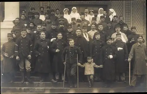 Foto Ak Französische Soldaten in Uniform, Lazarett, Krankenschwestern, Gruppenbild, 1. WK
