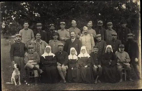 Foto Ak Französische Soldaten in Uniform, Lazarett, Krankenschwestern, Hund