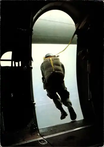 Ak Fallschirmspringer beim Sprung aus dem Flugzeug