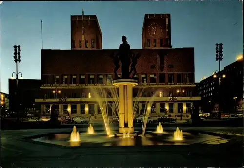 Ak Oslo Norwegen, Oslo City Hall by night, Sculpture The middle group
