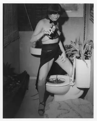 Aktfotografie, Erotik, Frau steht über Toilette, barbusig, Rock, 7Up Dose, Bepflanzung