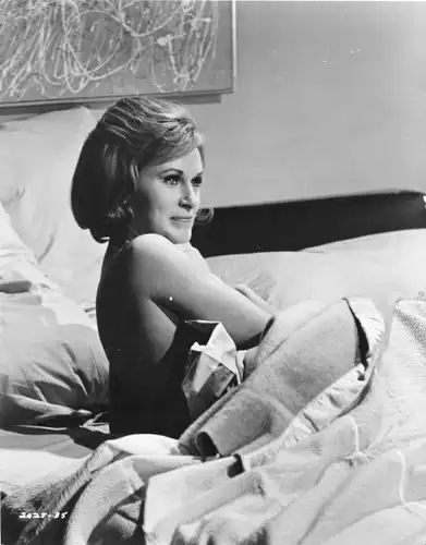 Schaupielerin Susan Clark, erotisches Portrait im Bett, zugedeckt, Schulter und Rücken frei