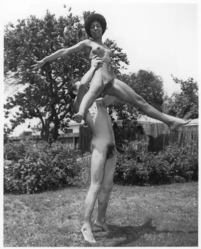 Foto Erotik Lilo Korenjak, nackter Mann hebt nackte Frau hoch, Arme und Beine von sich gestreckt