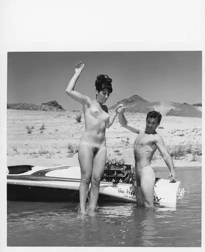 Foto Akt Lilo Korenjak, nackte Frau springt ins Wasser, Mann hält Hand, Motorboot, Strand