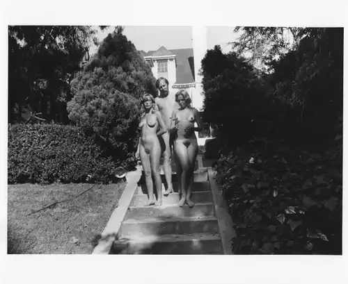 Foto Erotik, Zwei Frauen und ein Mann, nackt auf Treppe in Garten