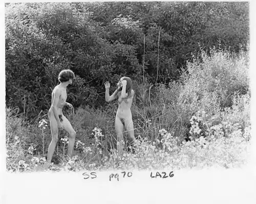 Foto Erotik Lilo Korenjak, nacktes Pärchen in verwildertem Garten