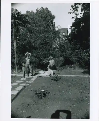 Foto Erotik Lilo Korenjak, zwei Pärchen posieren in Garten